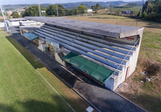 Moeche reserva preto de 116.000 euros para reparar as bancadas do campo de fútbol municipal